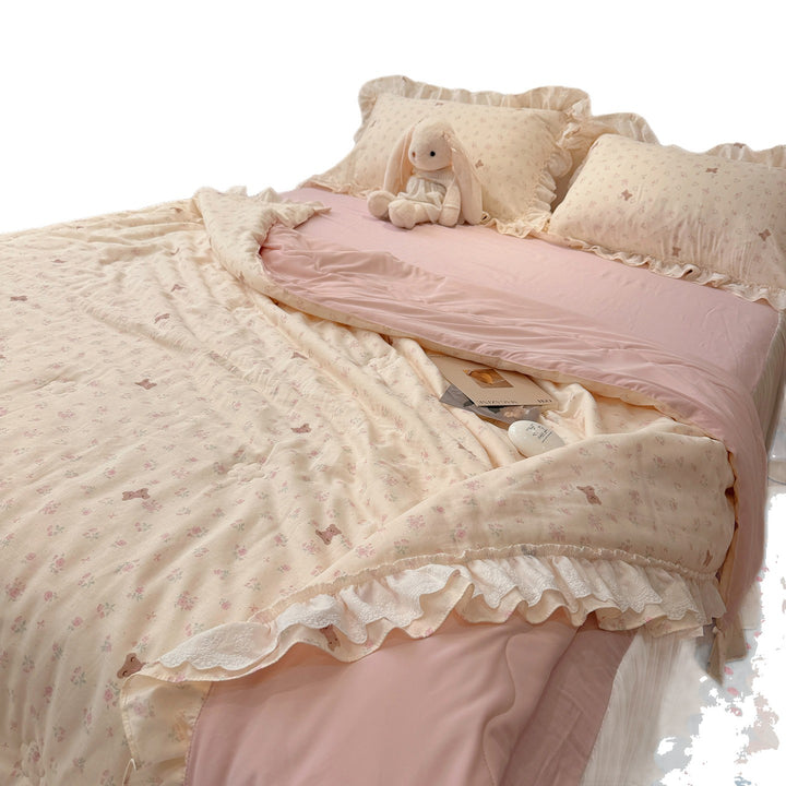 Patchwork bedding set made of cotton muslin with ruffles and light quilt