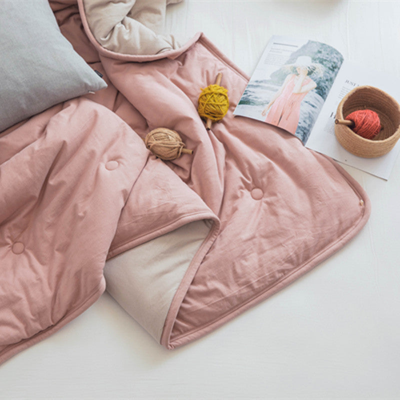 Ultralight climate-regulating quilted blanket with compact filling and cotton surface
