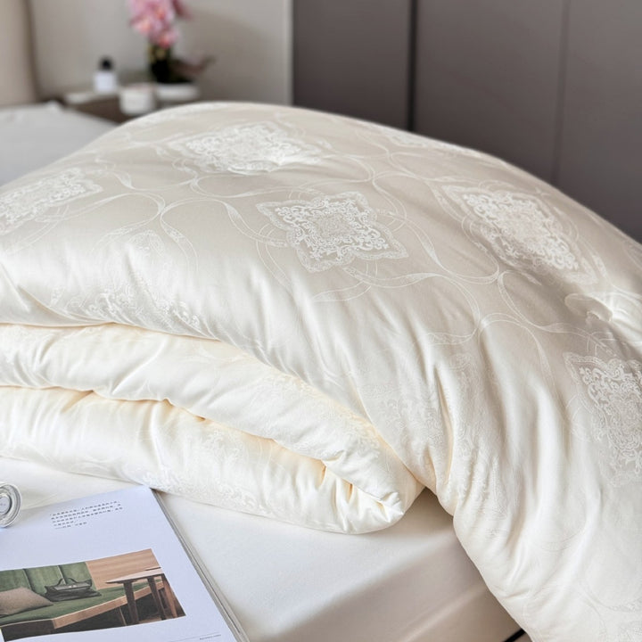 Lightweight all-season quilt with jacquard pattern and breathable fiber filling