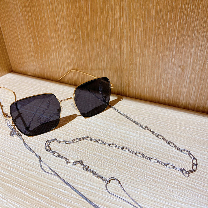 Fashionable sunglasses with luxurious chain strap Stornfield