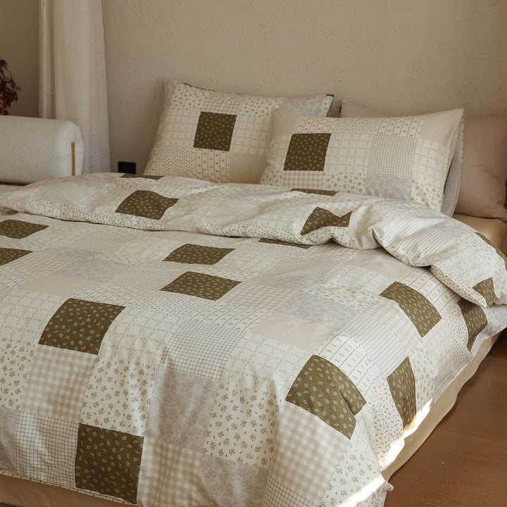 Cotton satin bedding set with fine watercolor floral pattern and soft touch