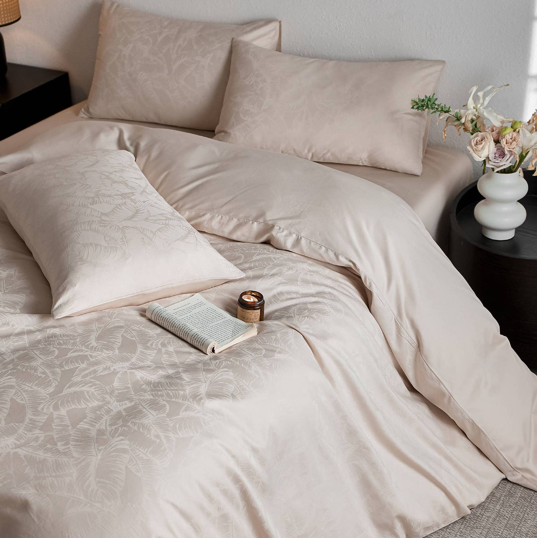 Fine cotton satin bedding set with tulip jacquard structure and hotel closure