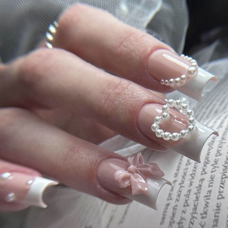 Artificial nail set with elegant 3D flowers and pearl embellishments Stornfield