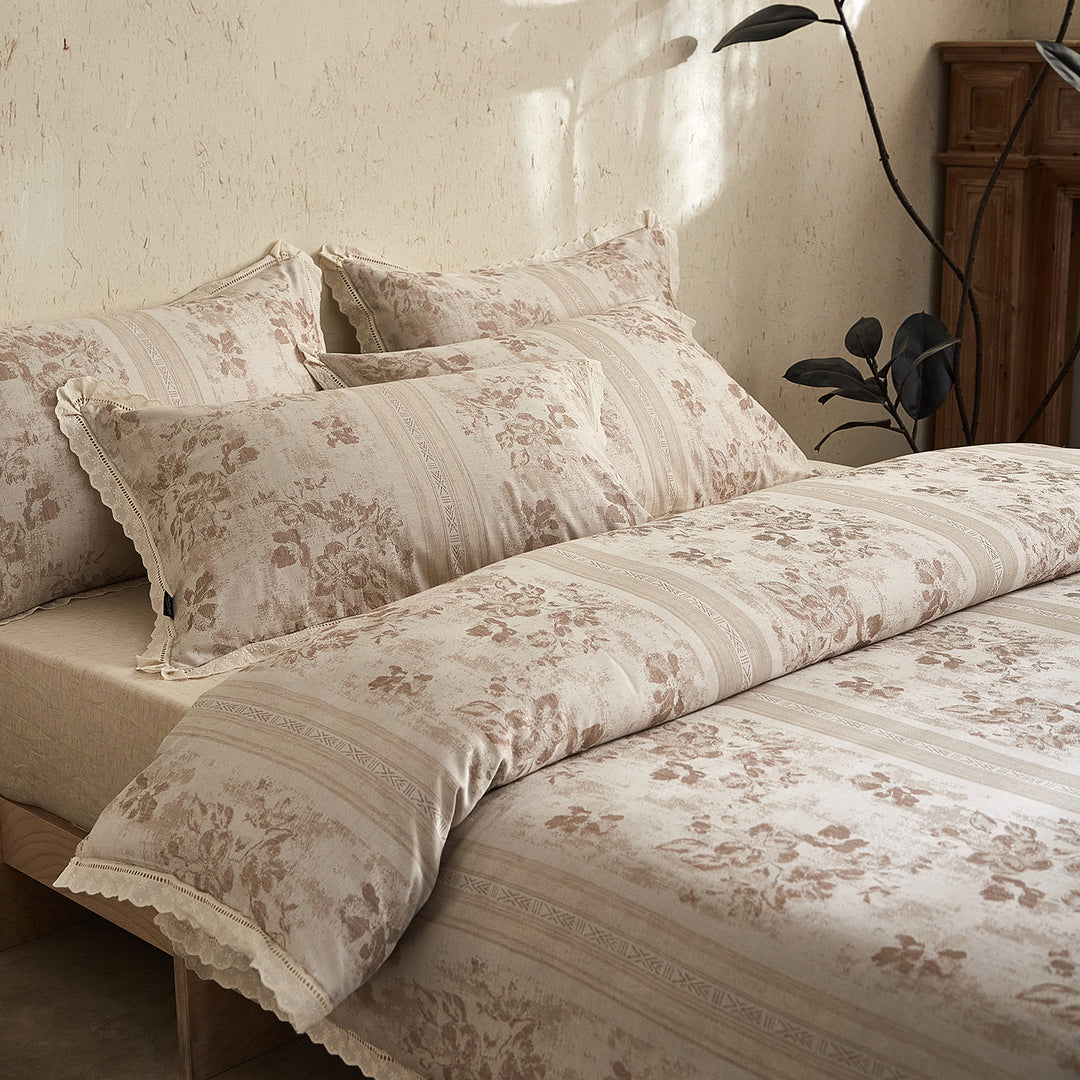Floral Vintage-Inspired Cotton-Sateen Duvet Cover Set with Scalloped Lace Hem and Matching Shams