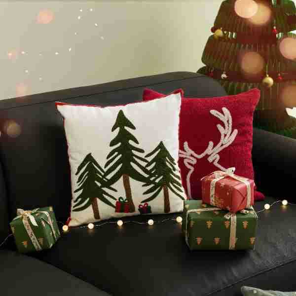 Decorative cushion cover with festive Christmas star print and pom-pom trim Stornfield