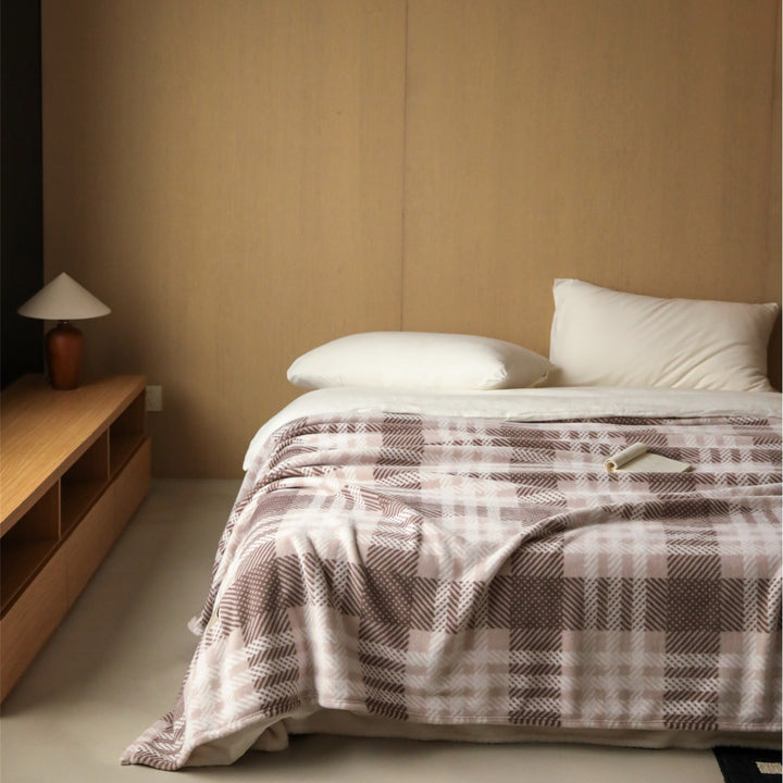 Oversized Plush Fleece Throw Blanket with Geometric Check Pattern