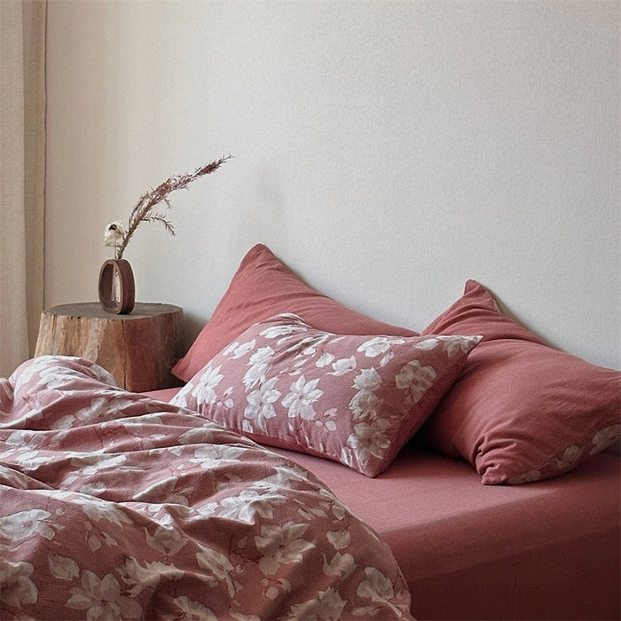 Bedding set made of cotton percale with delicate floral pattern and integrated fitted sheet