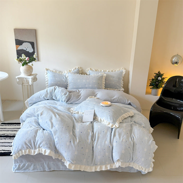 Bedding set made of soft cotton muslin with ruffle, quilted blanket and decorative pillowcases