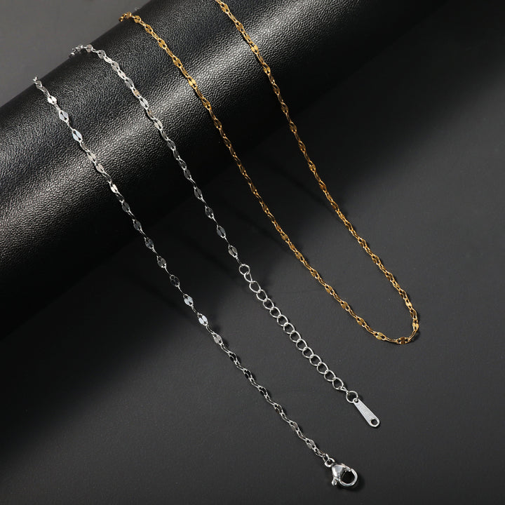 Elegant Interlaced Chain Necklace Stornfield