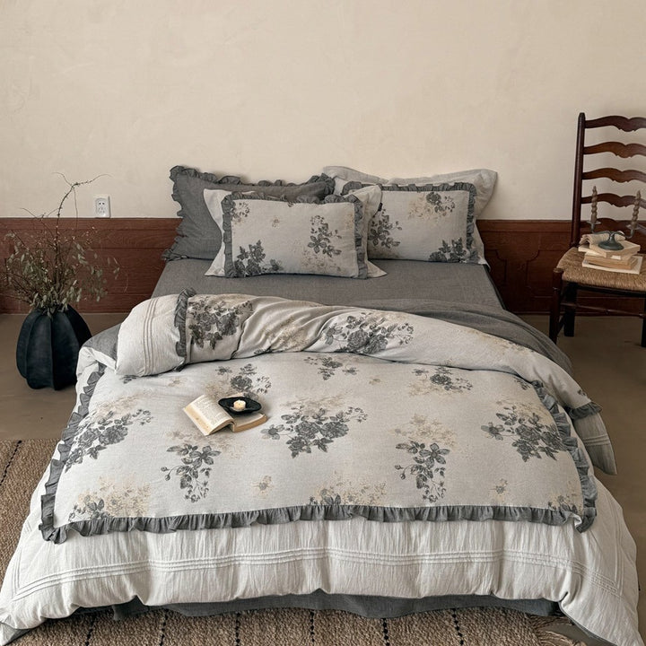Cotton-linen bedding set with vintage floral print and ruffled edge
