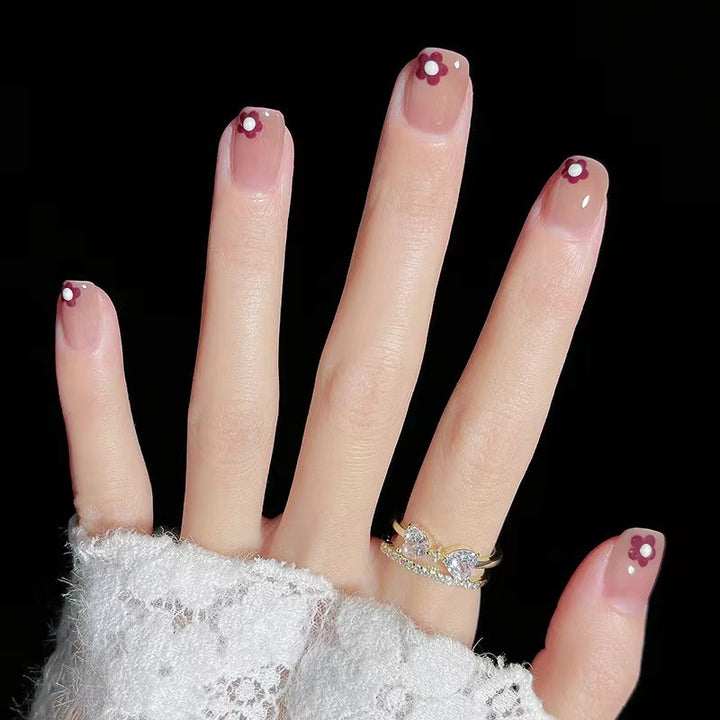 Artful nail art with flower decorations Stornfield