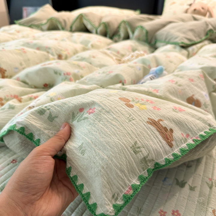 Quilted Floral Pattern Comforter Set