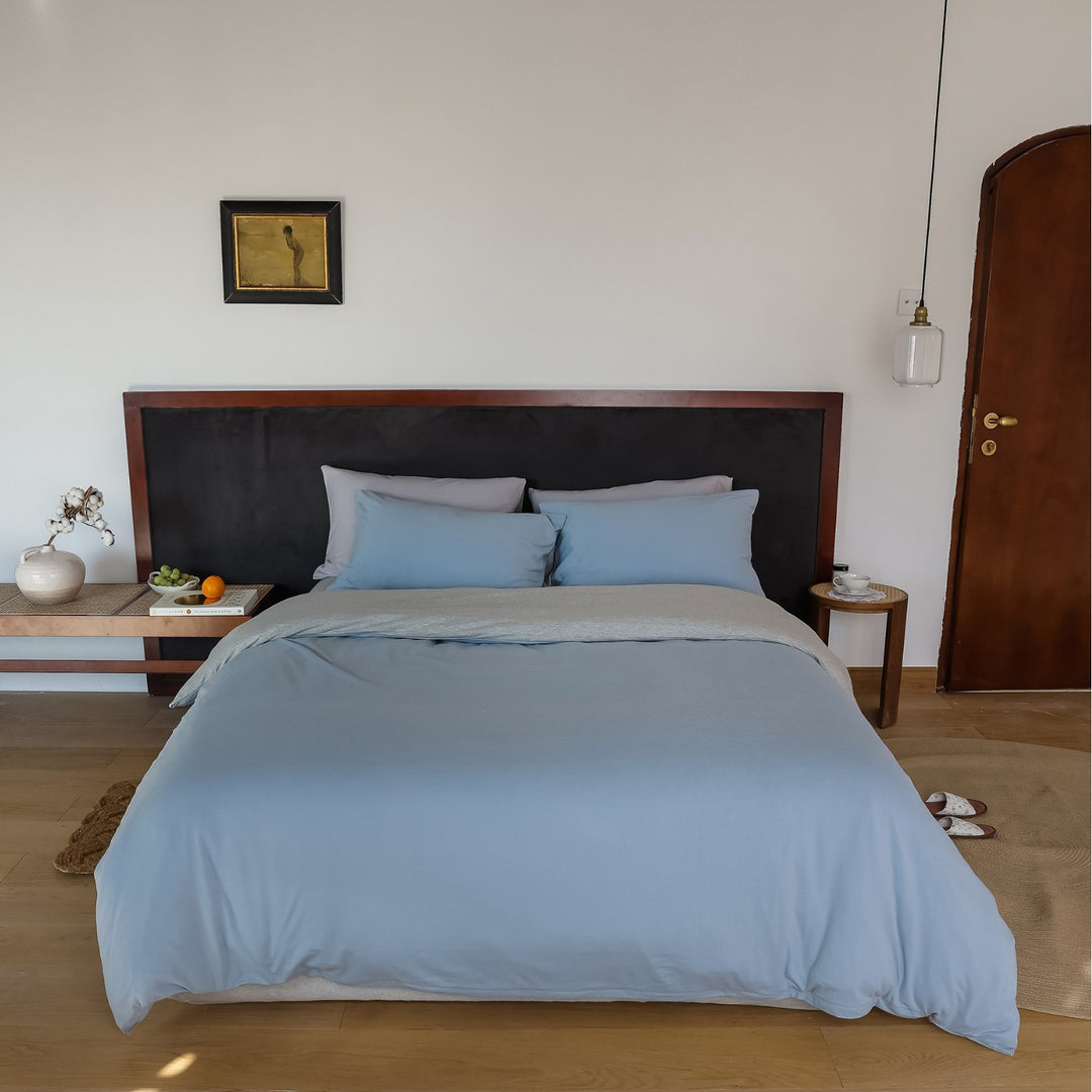 Breathable reversible bedding set made of organic cotton with light quilt and pillowcases