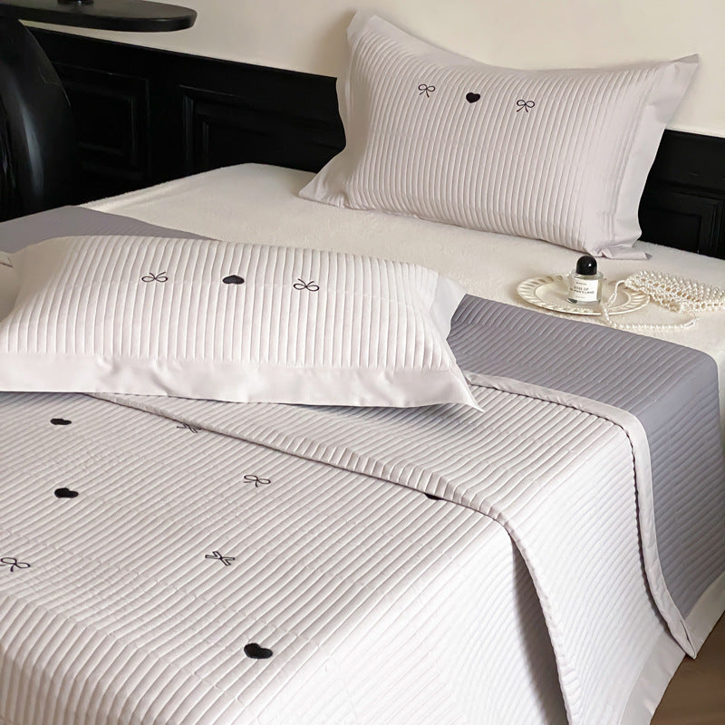 Quilted bedding set made of fine cotton blend with embroidered heart and bow motifs