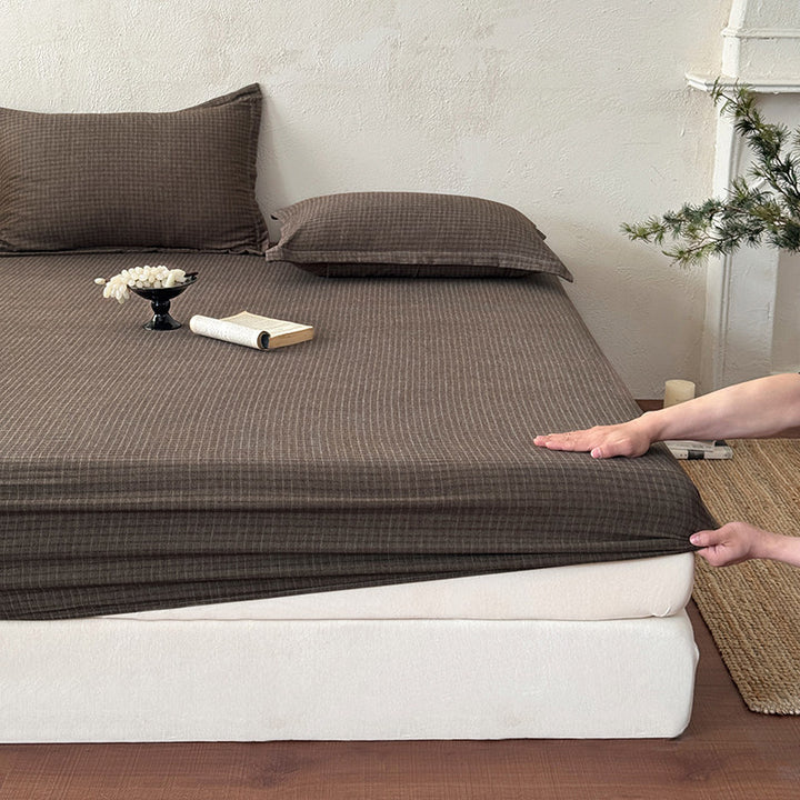 Elastic fitted sheet made of cotton jersey with deep pocket and stretchy all-around elastic