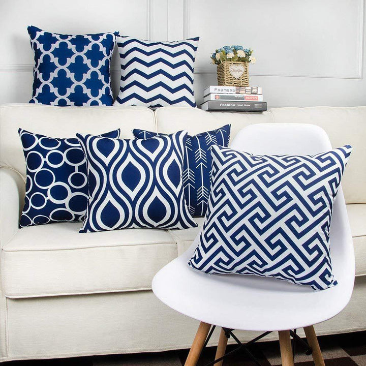 Decorative cushion with zigzag pattern from