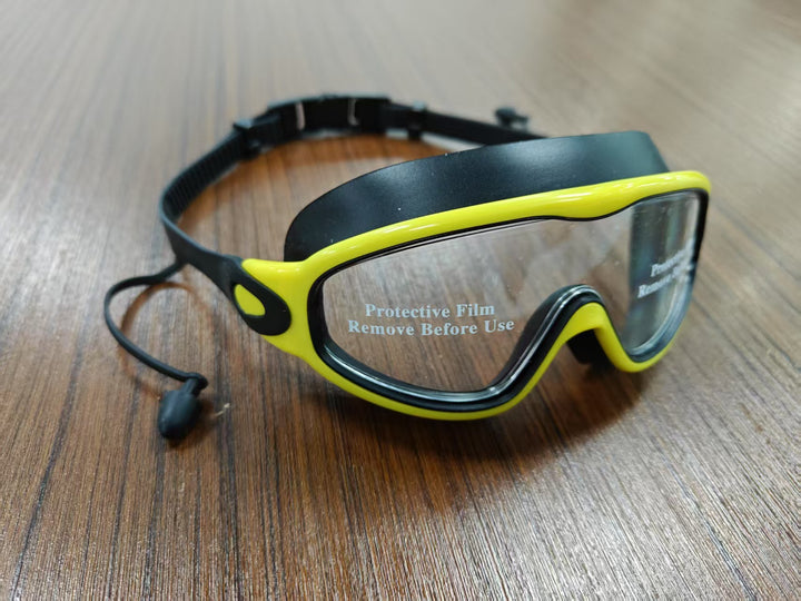 Diving mask with wide field of view and magnet holder Stornfield