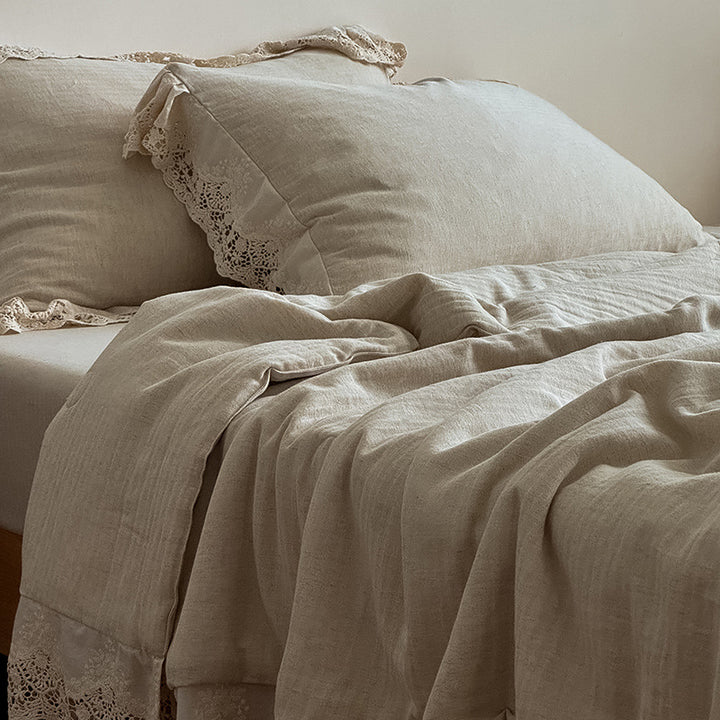 Bedding set made of linen-cotton blend with crocheted lace border