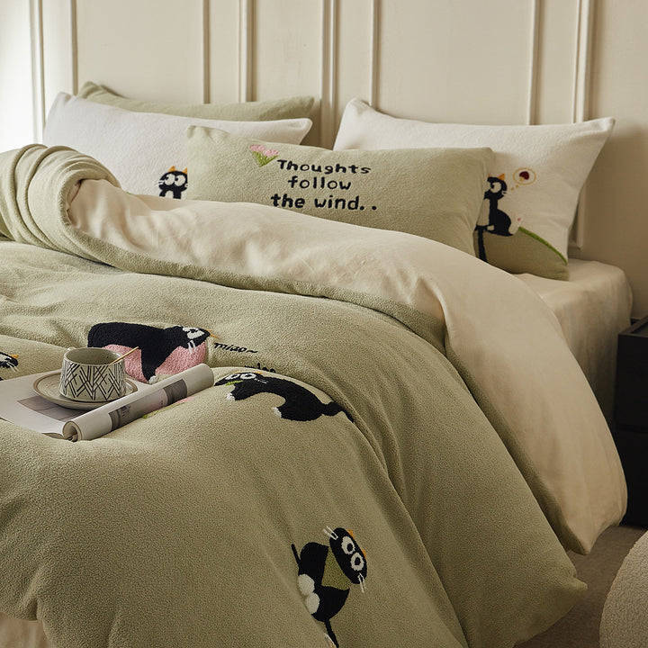 Reversible Sherpa bedding set with embroidered dog motifs