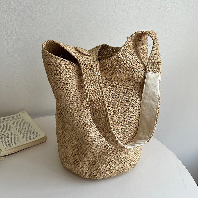 Handcrafted straw bag with geometric pattern Stornfield