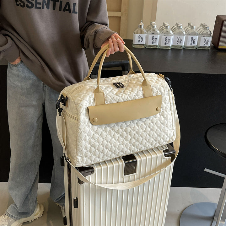 Sporty travel bag with ergonomic carrying system and water-repellent material Stornfield