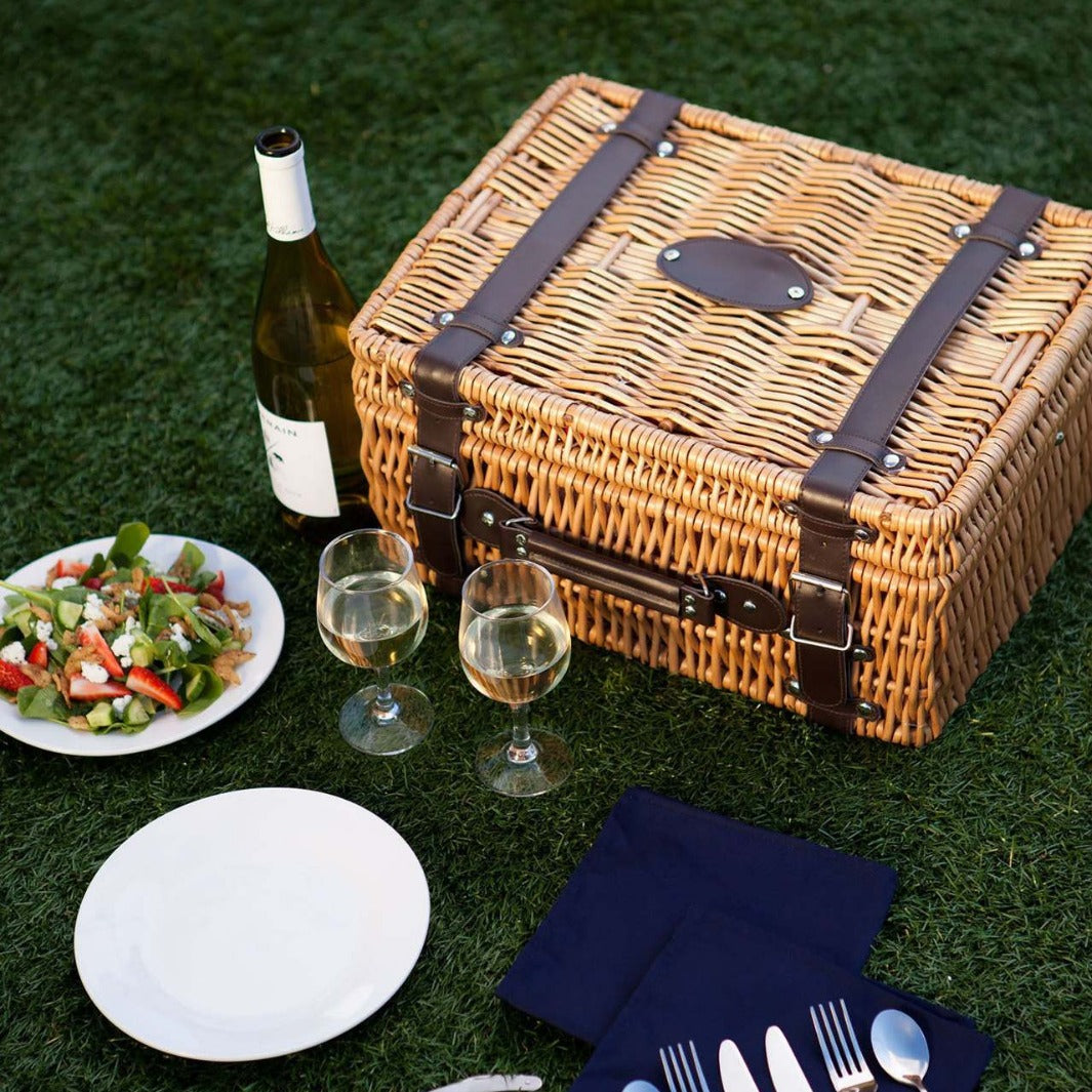 Women’s picnic basket with insulated inner compartment and high-quality dish set Stornfield