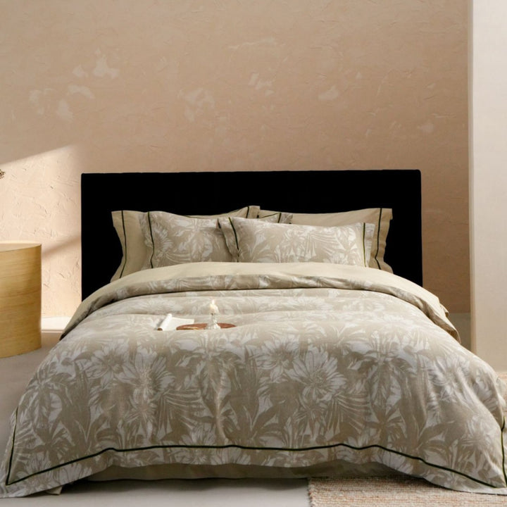 Duvet cover set made of fine cotton satin with a floral leaf pattern and subtle piping.