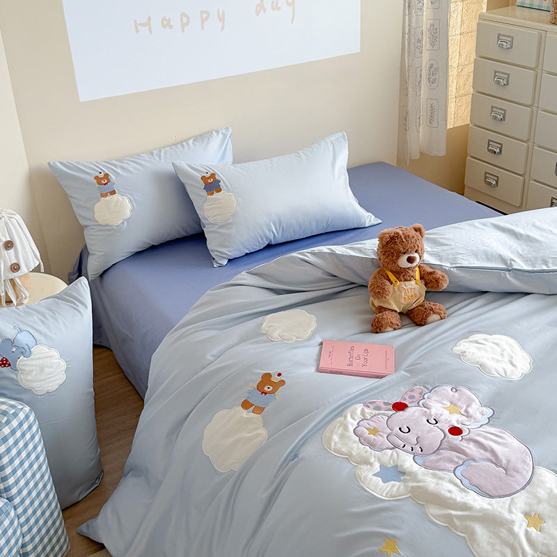 Children's bedding set with applied plush toy applications made from soft cotton satin