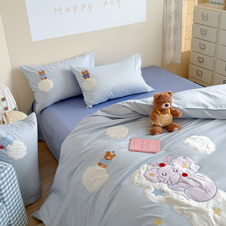 Children's bedding set with applied plush toy applications made from soft cotton satin