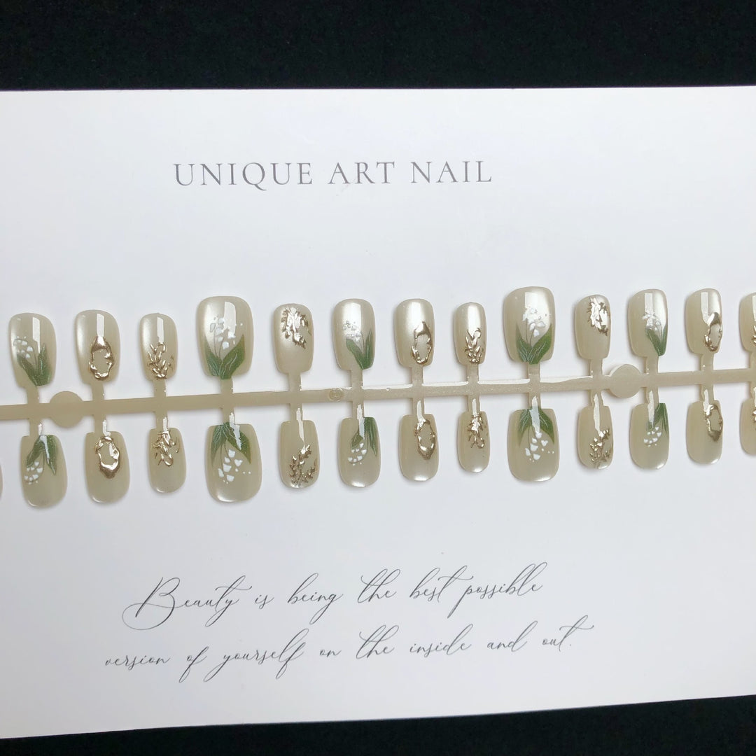 Elegant Floral Design Press-On Nail Art Set