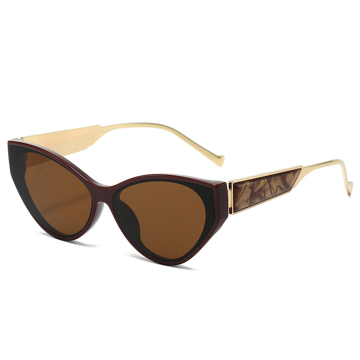 Chic Cat-Eye Sunglasses with Unique Detailing Stornfield