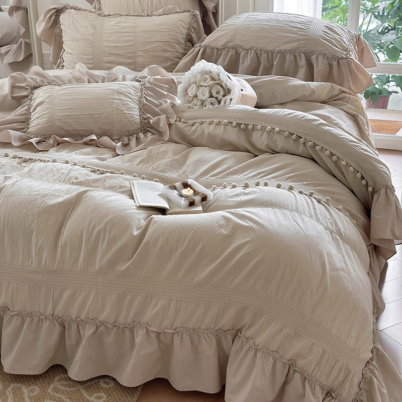 Bedding set made of cotton percale with ruffled flounce, decorative pleats, and pompom edge