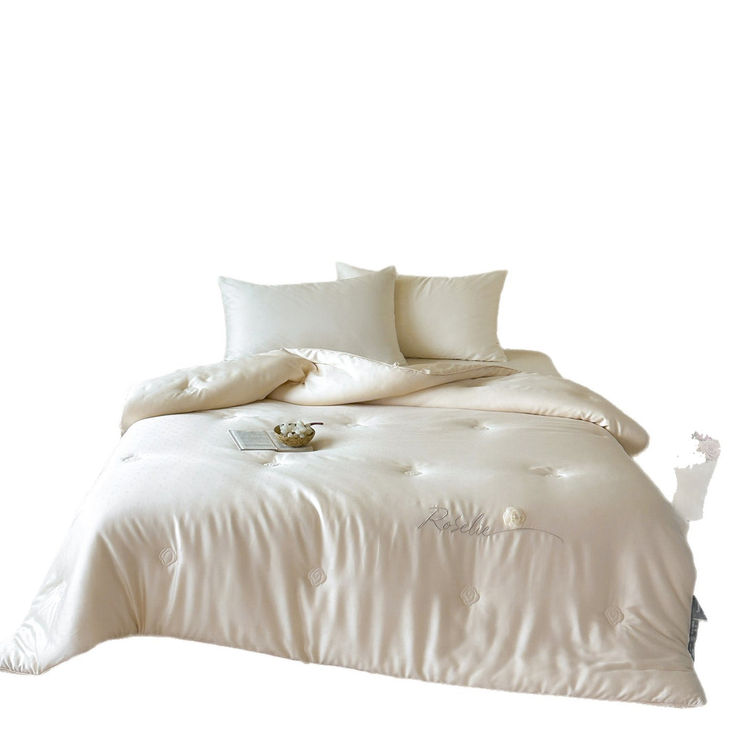 Quilted year-round duvet with rose appliqué and embroidered lettering