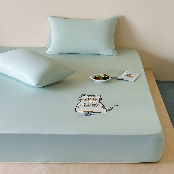 Fitted sheet with cute cat print and elastic all-around rubber