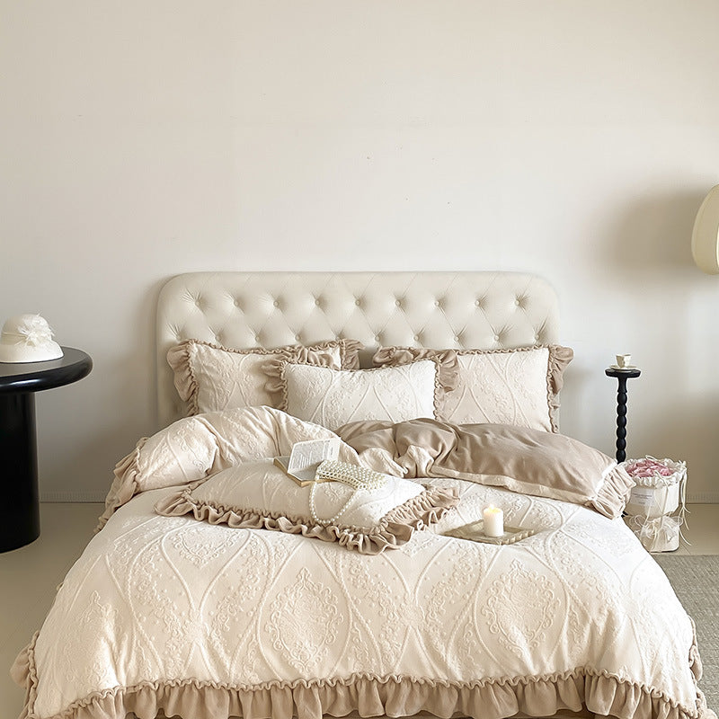 Bedding set with quilted jacquard relief and decorative ruffle