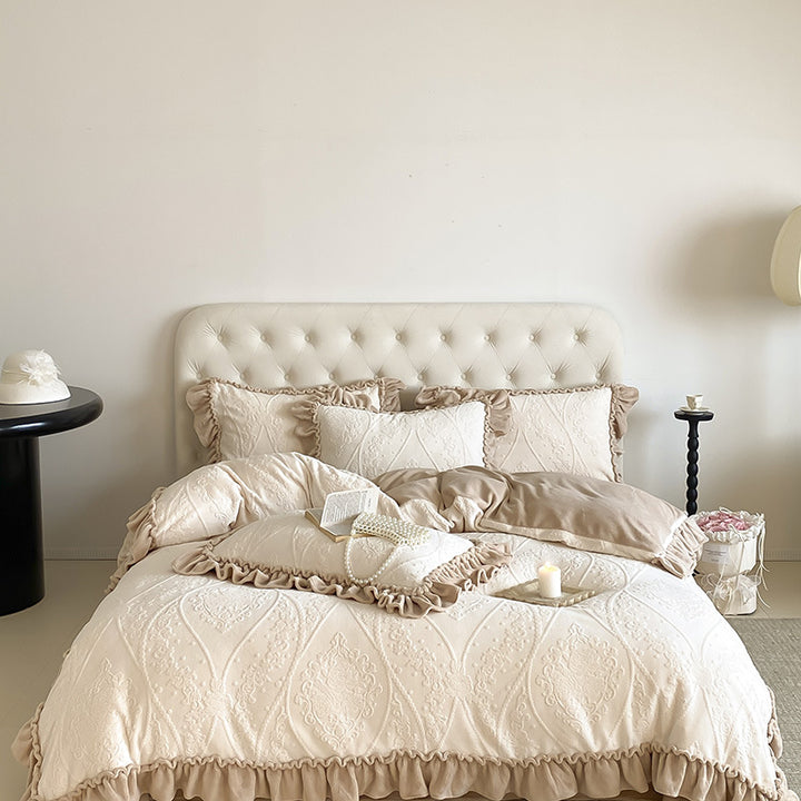 Bedding set with quilted jacquard relief and decorative ruffle