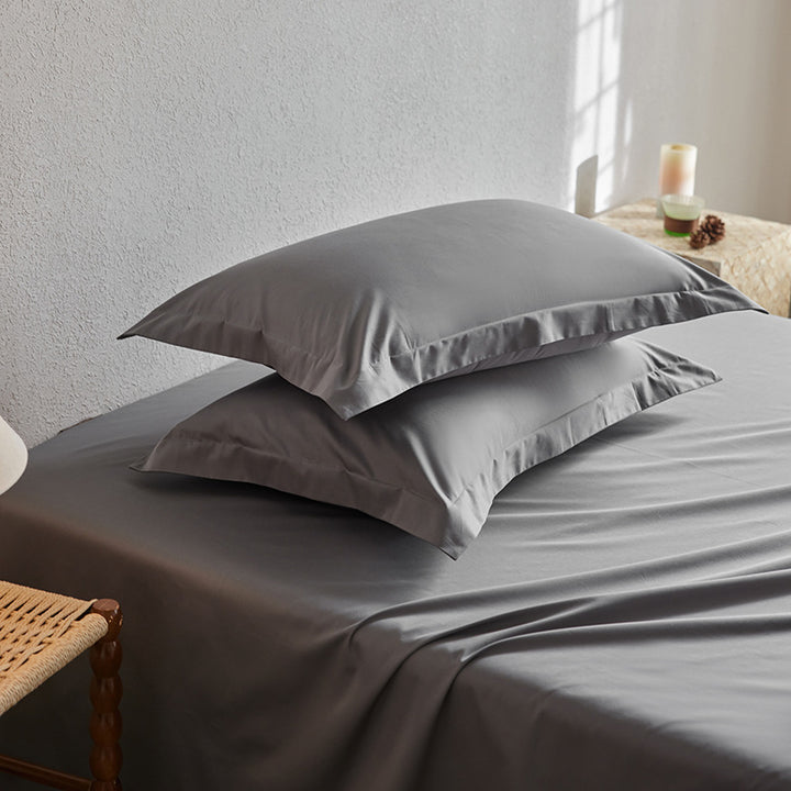 Premium pillowcase and fitted sheet set made of cotton percale with hotel edge