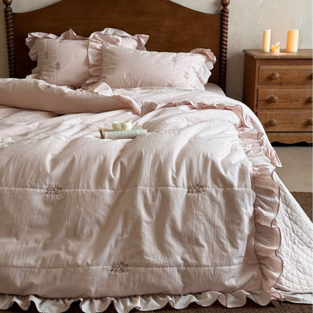 Bedding set in vintage look with ruffle, fine floral embroidery and quilted blanket