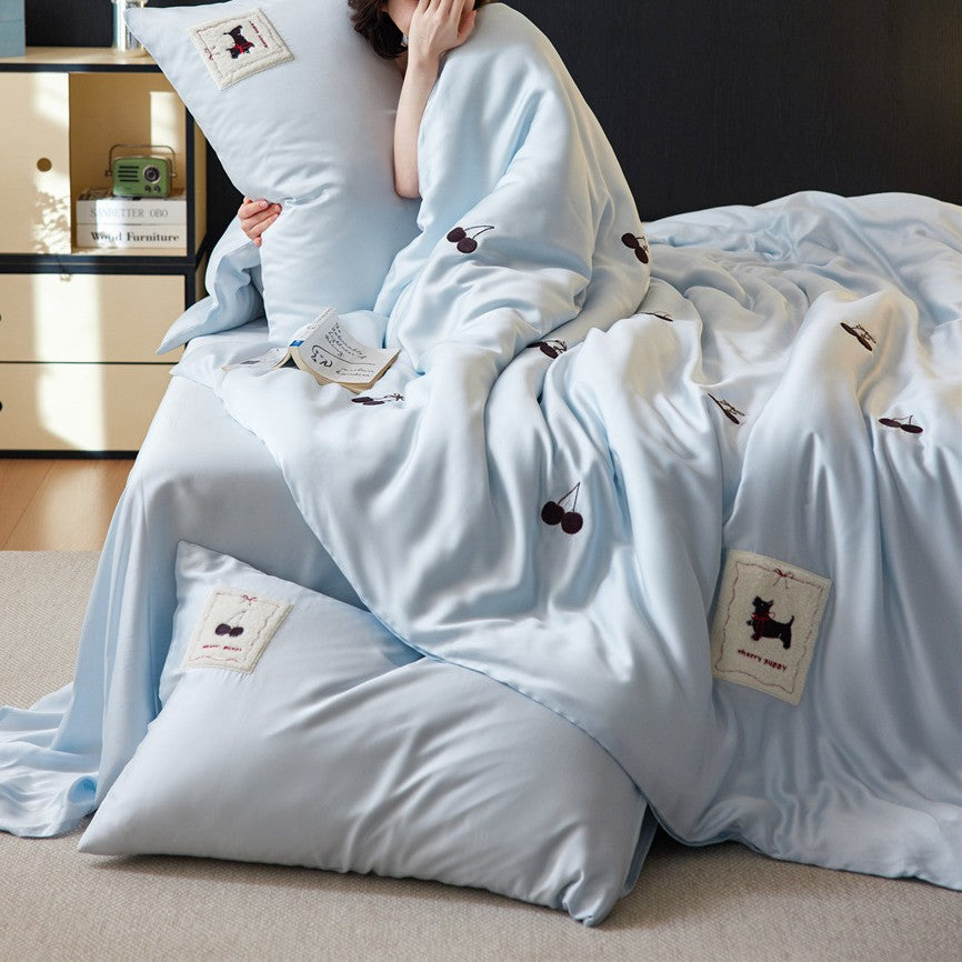 Bedding set made of cotton satin with subtle cherry embroidery and application patch