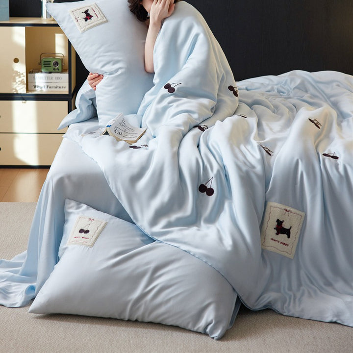 Bedding set made of cotton satin with subtle cherry embroidery and application patch