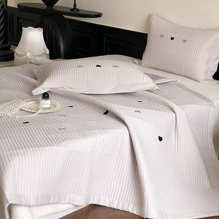 Quilted bedding set made of fine cotton blend with embroidered heart and bow motifs