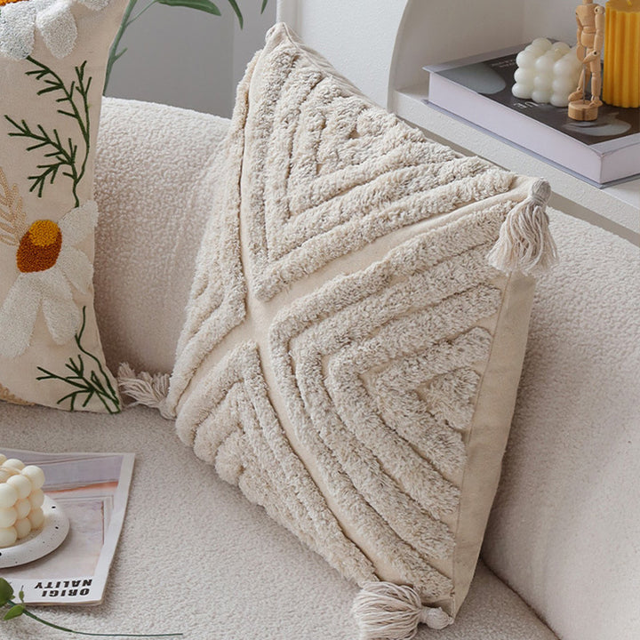 Decorative pillow with zigzag pattern