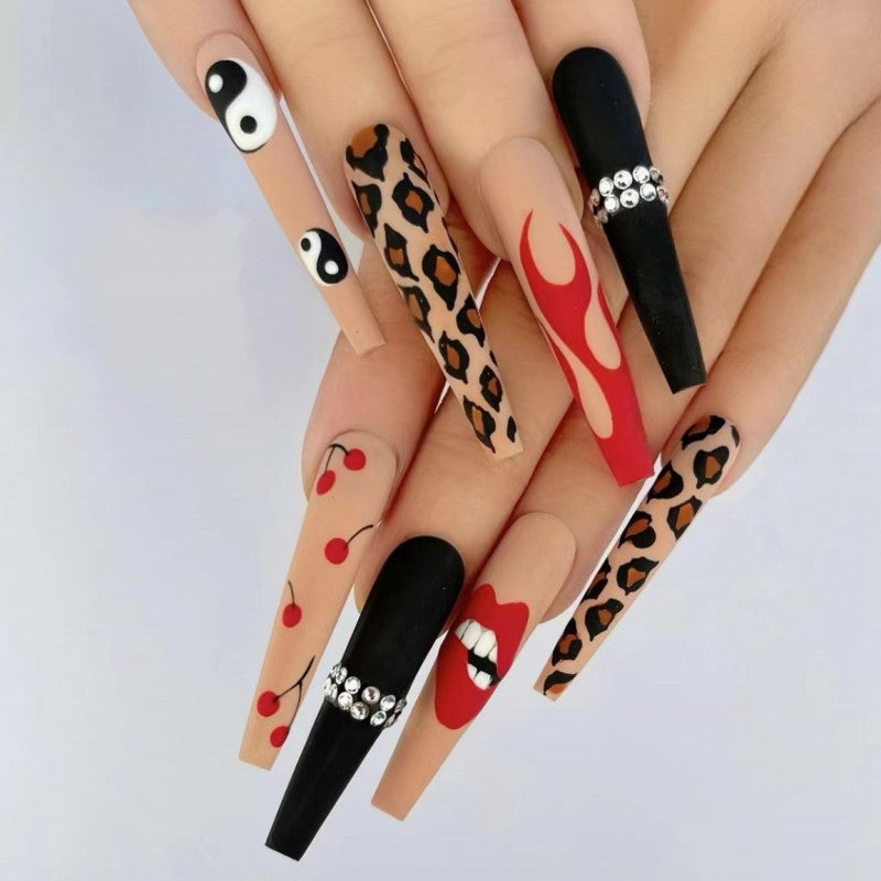 Artificial nails in creative designs with animal and face motifs Stornfield