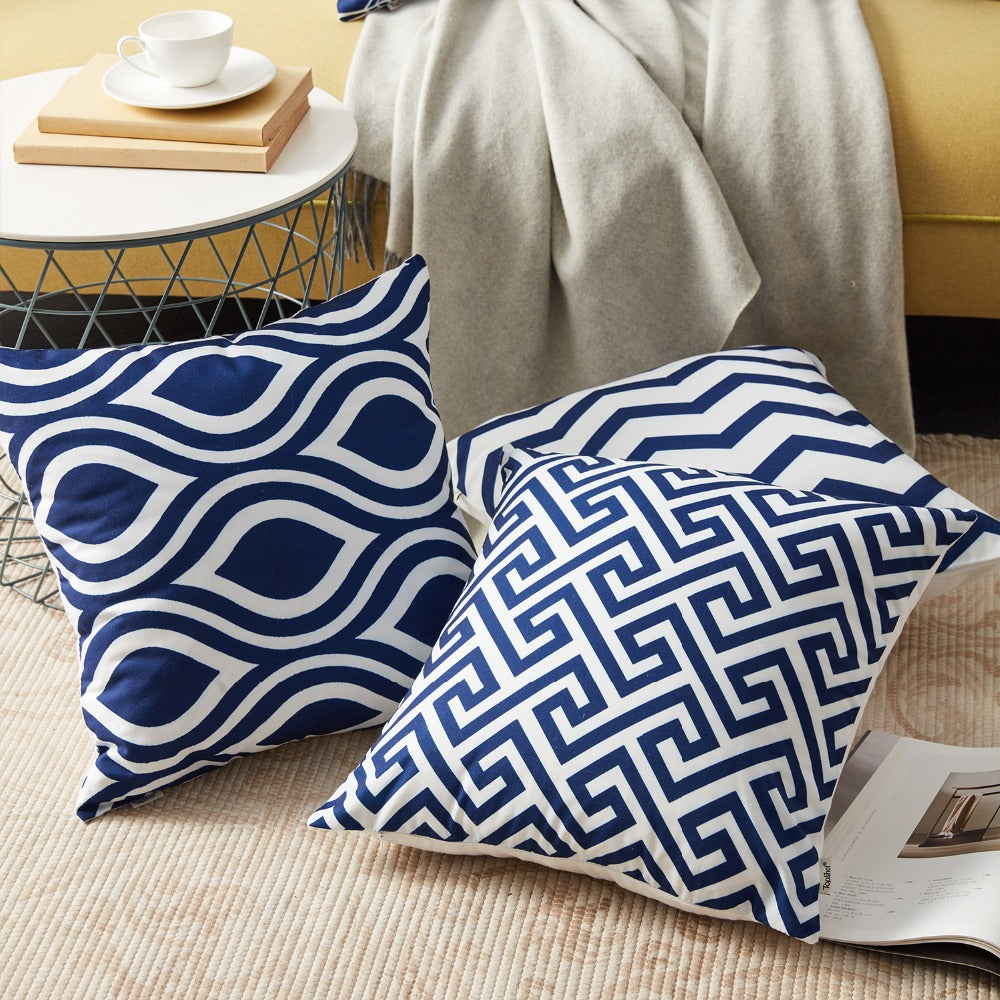 Decorative cushion with zigzag pattern from