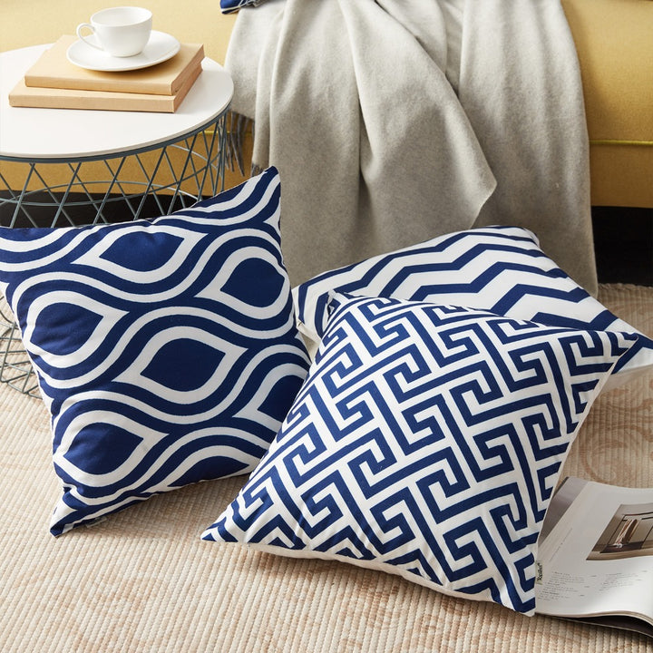 Decorative cushion with zigzag pattern from