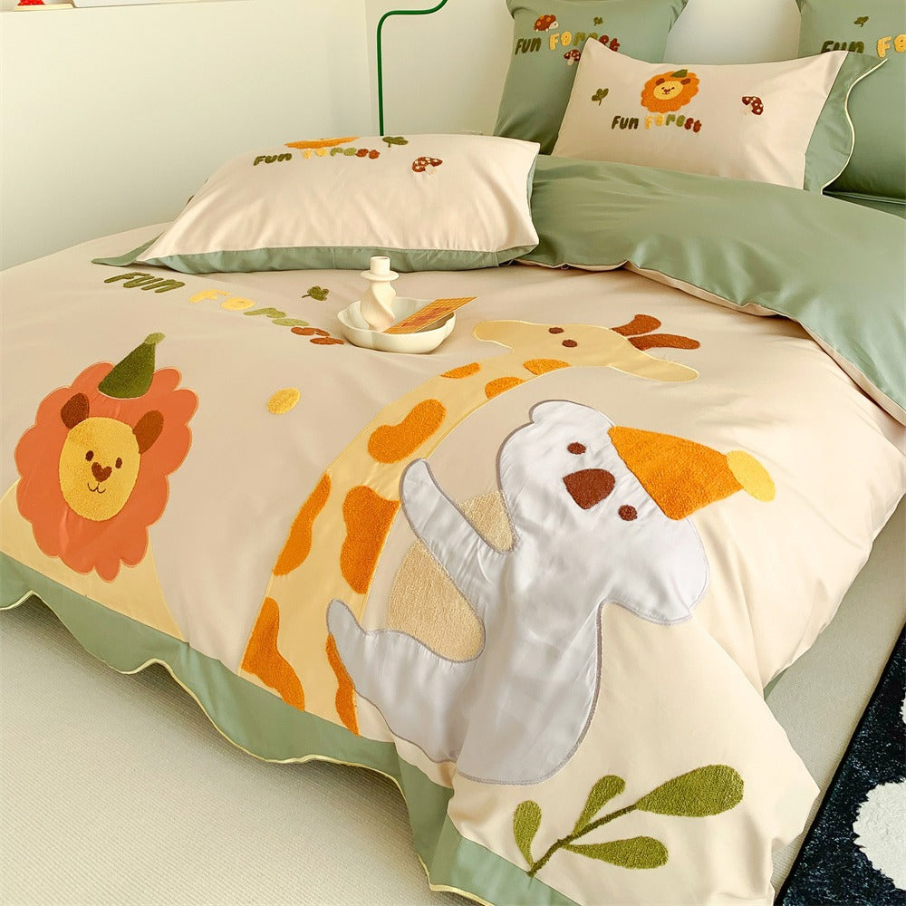 Children's bedding set with embroidered safari appliqués