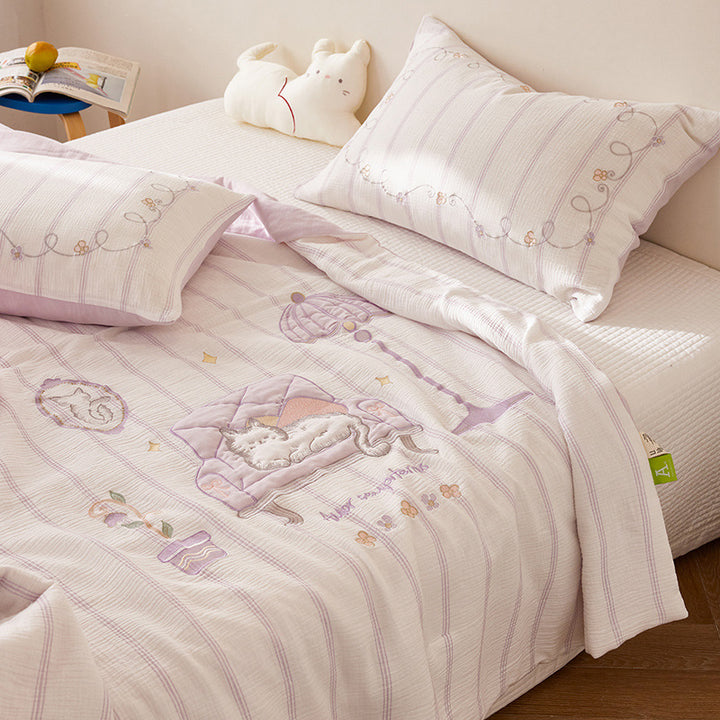 Lightweight children's bedding set with embroidered animal appliqués and fine quilted texture