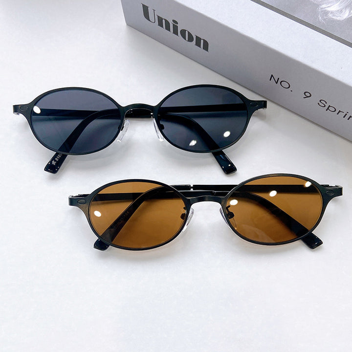 Fashionable Round Sunglasses with Elegant Golden Frame Stornfield