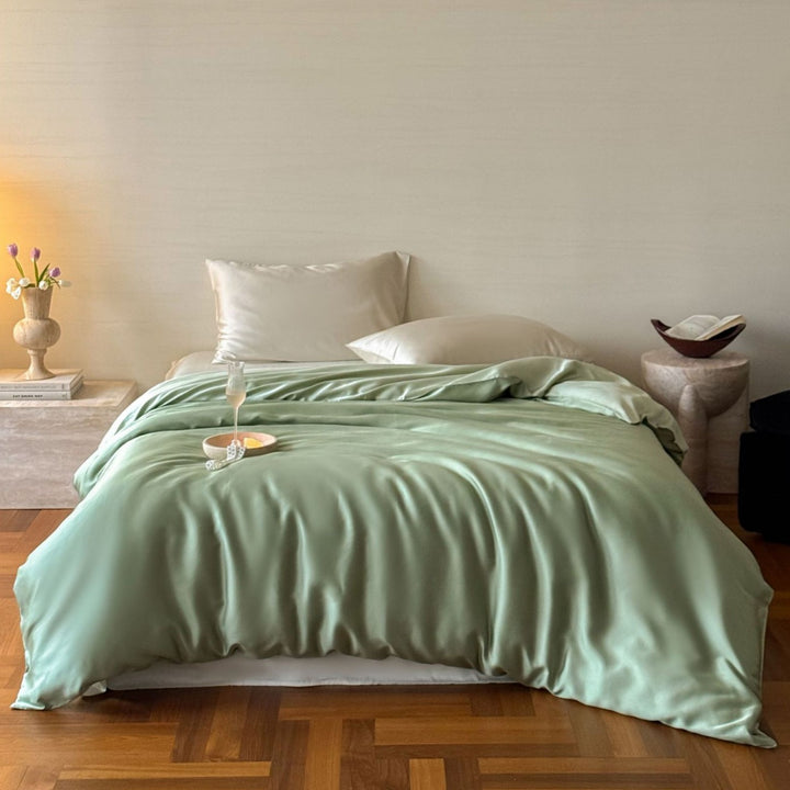 Luxurious satin bedding set with a silky-smooth surface, reversible function and hotel closure