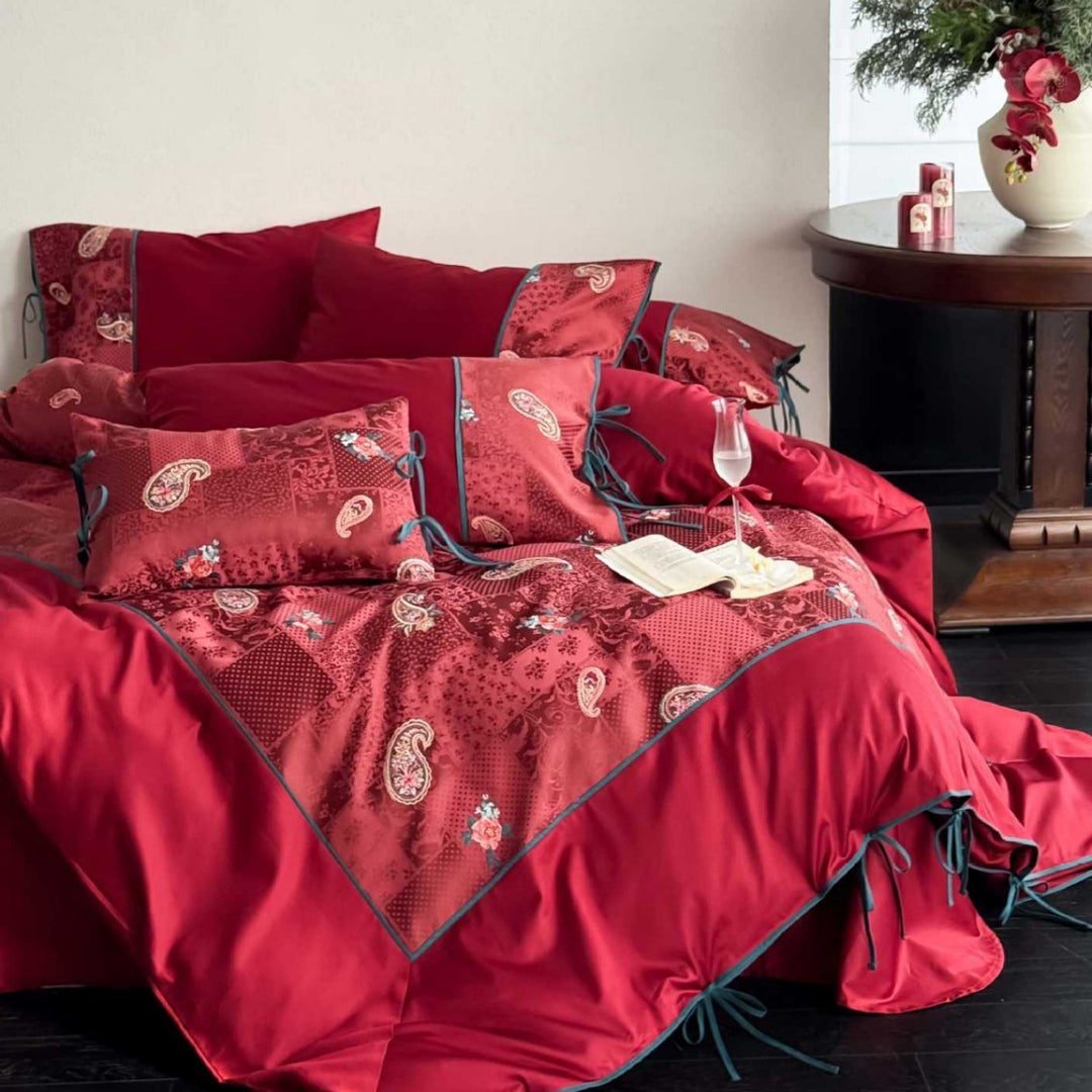 Reversible bedding set made of cotton satin with paisley patchwork and decorative ribbons